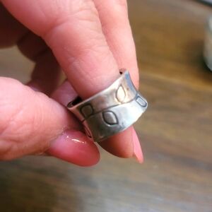 925 stamped silver ring with leaf pattern size 8